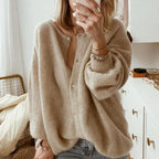 Cardigan Oversized Bege Elegante para Mulheres com Detalhes em Botão e Ombros Caídos