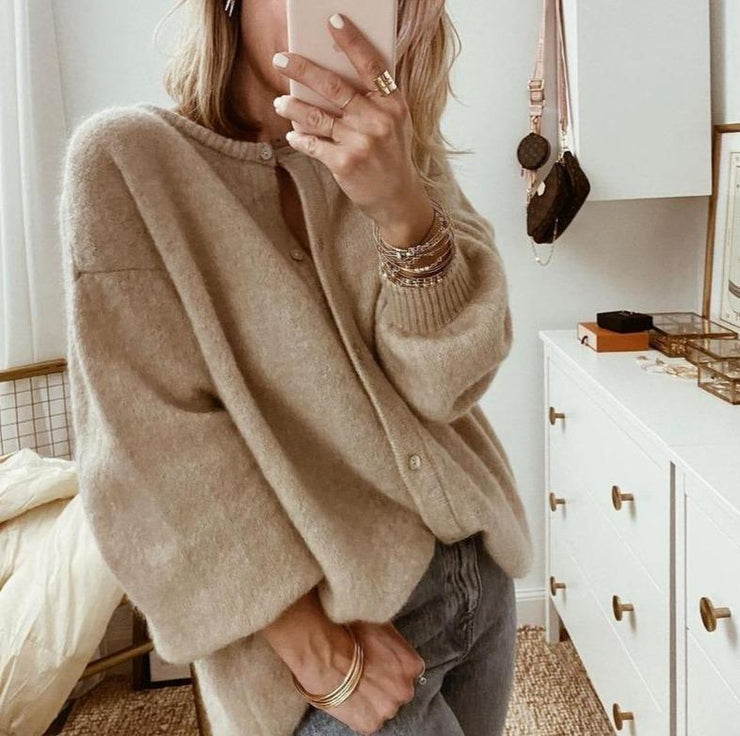 Cardigan Oversized Bege Elegante para Mulheres com Detalhes em Botão e Ombros Caídos