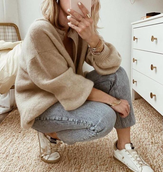 Cardigan Oversized Bege Elegante para Mulheres com Detalhes em Botão e Ombros Caídos
