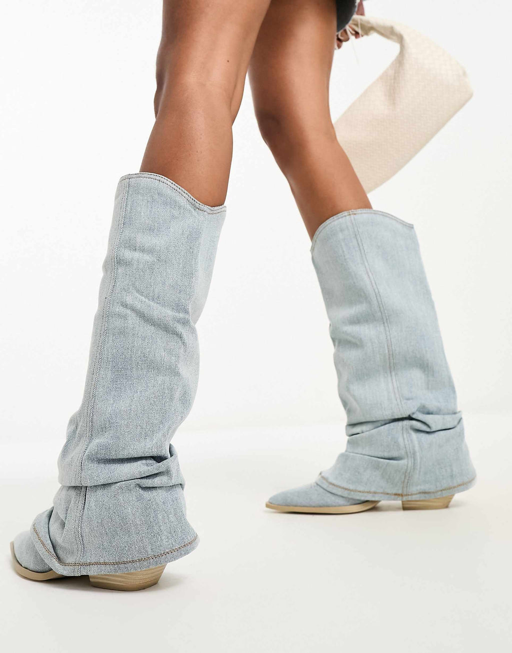 Botins Casuais em Jeans Azul Claro com Cano Alto e Bico Fino – Calçado Fashion Urbano