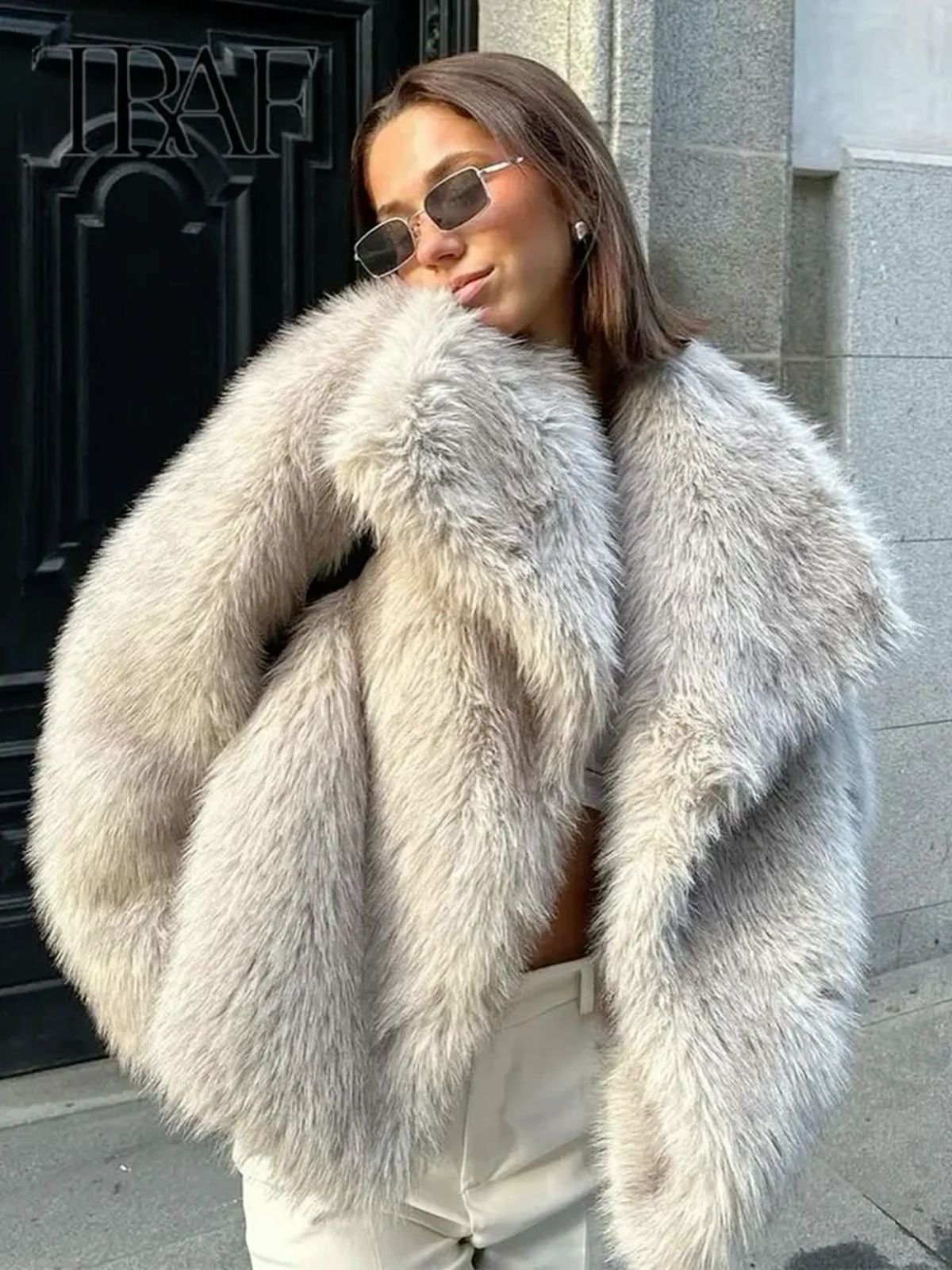 Casaco Feminino Elegante em Pelo Sintético - Sofisticado, Macio e Estiloso