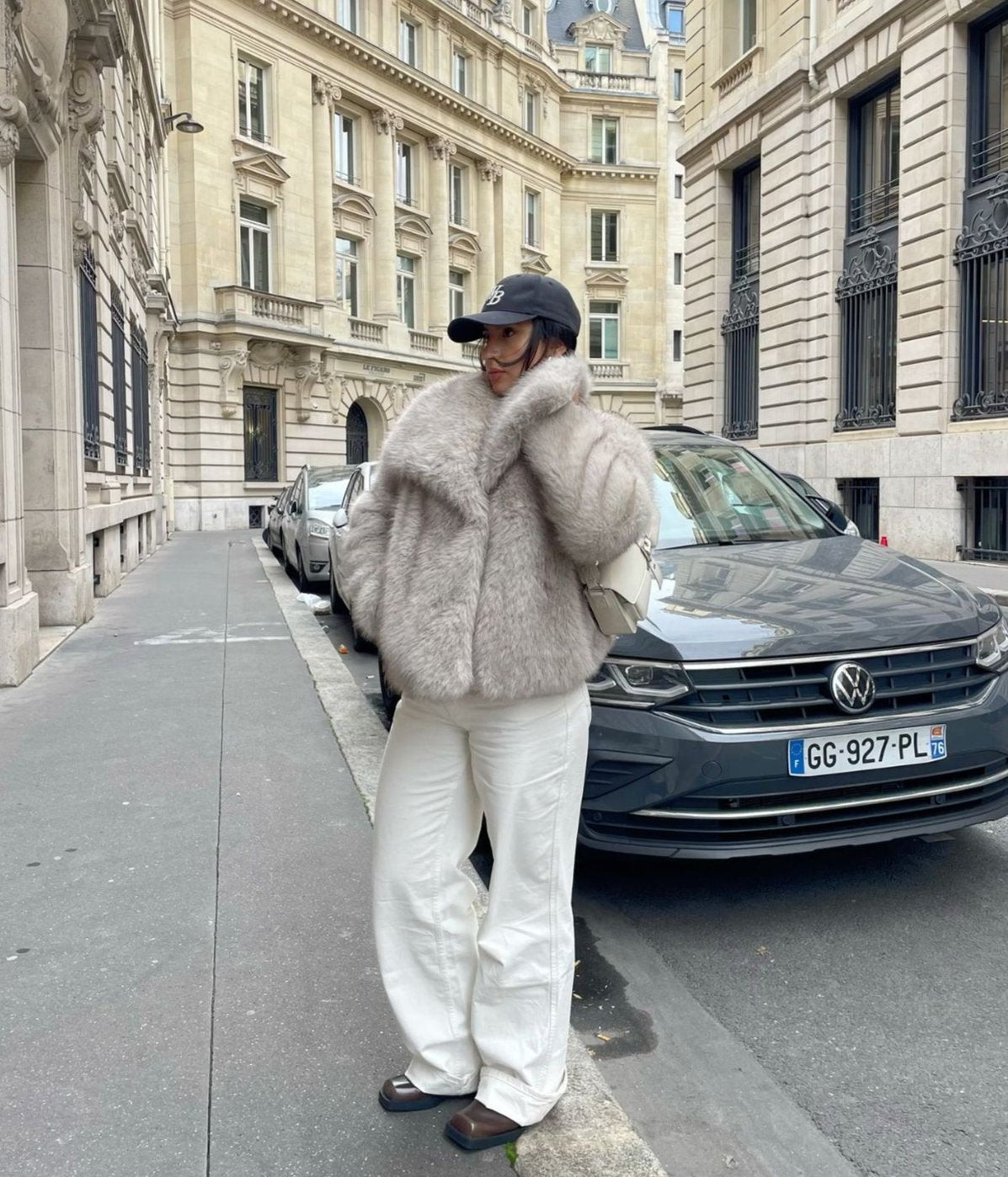 Casaco Feminino Elegante em Pelo Sintético - Sofisticado, Macio e Estiloso
