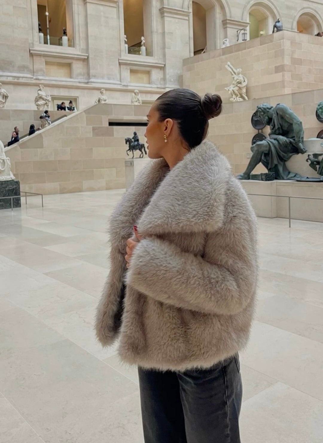 Casaco Feminino Elegante em Pelo Sintético - Sofisticado, Macio e Estiloso