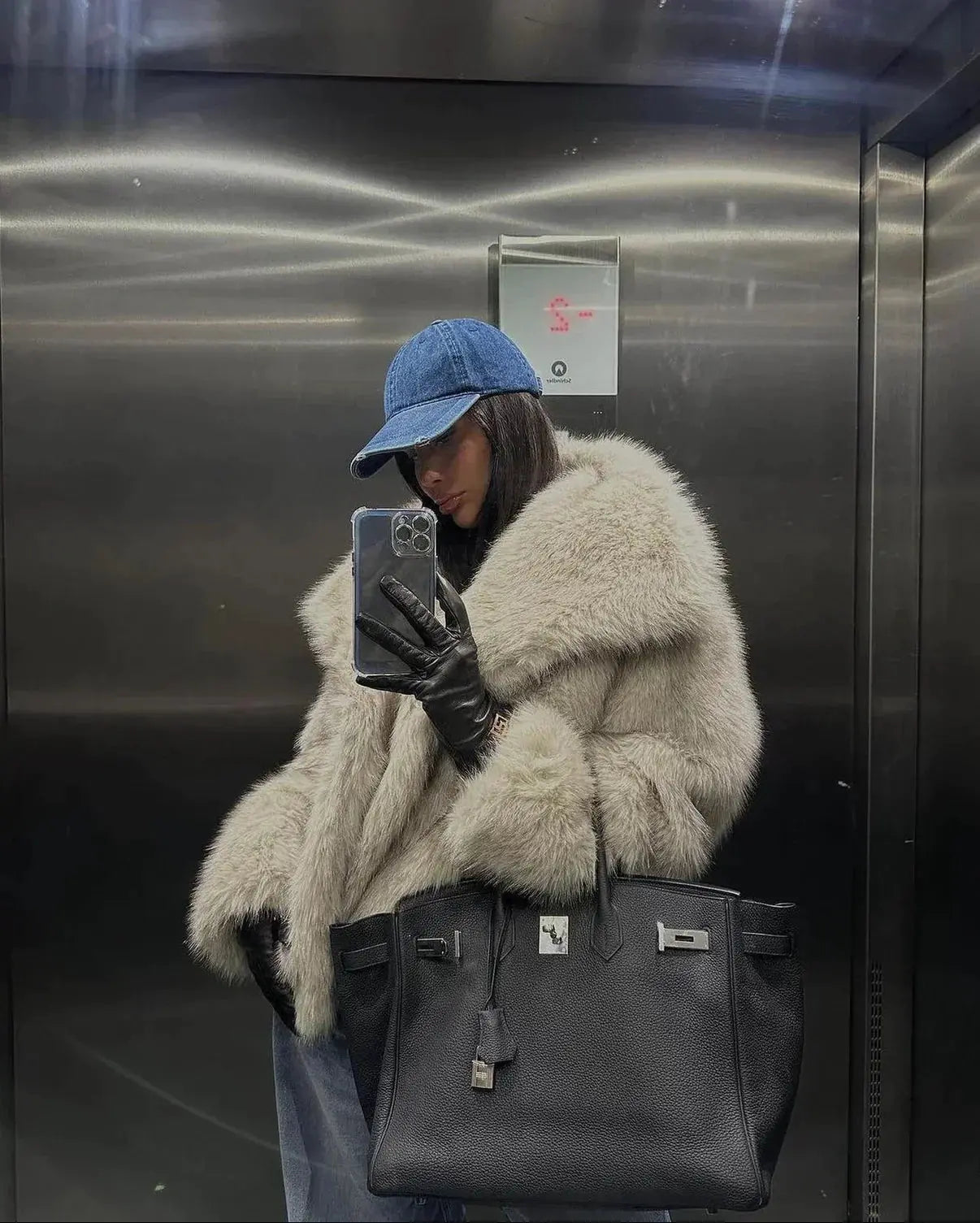 Casaco Feminino Elegante em Pelo Sintético - Sofisticado, Macio e Estiloso