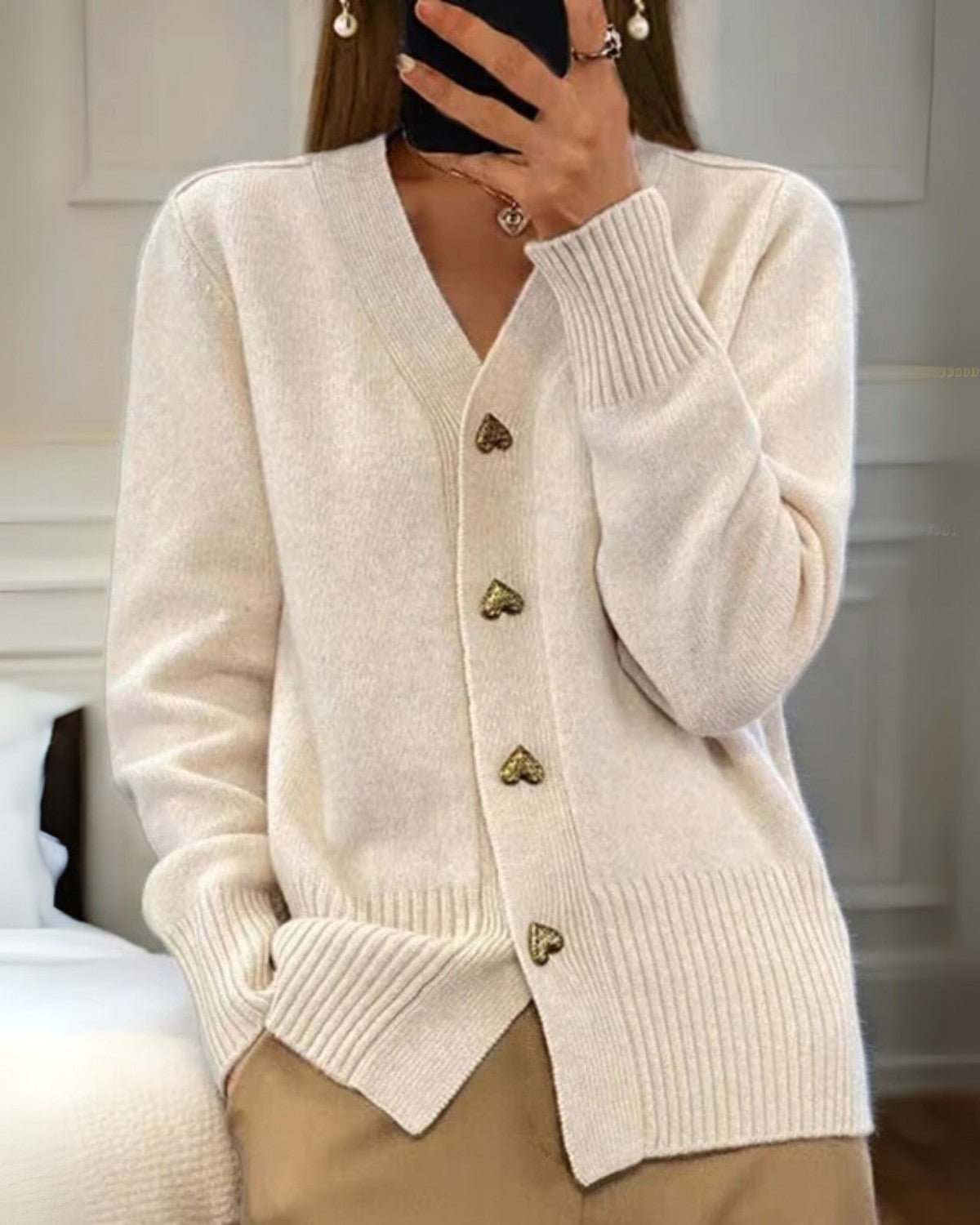 Cardigan Outonal Charmoso para Mulheres com Botões em Coração – Tricotado com Perfeição para um Toque Romântico