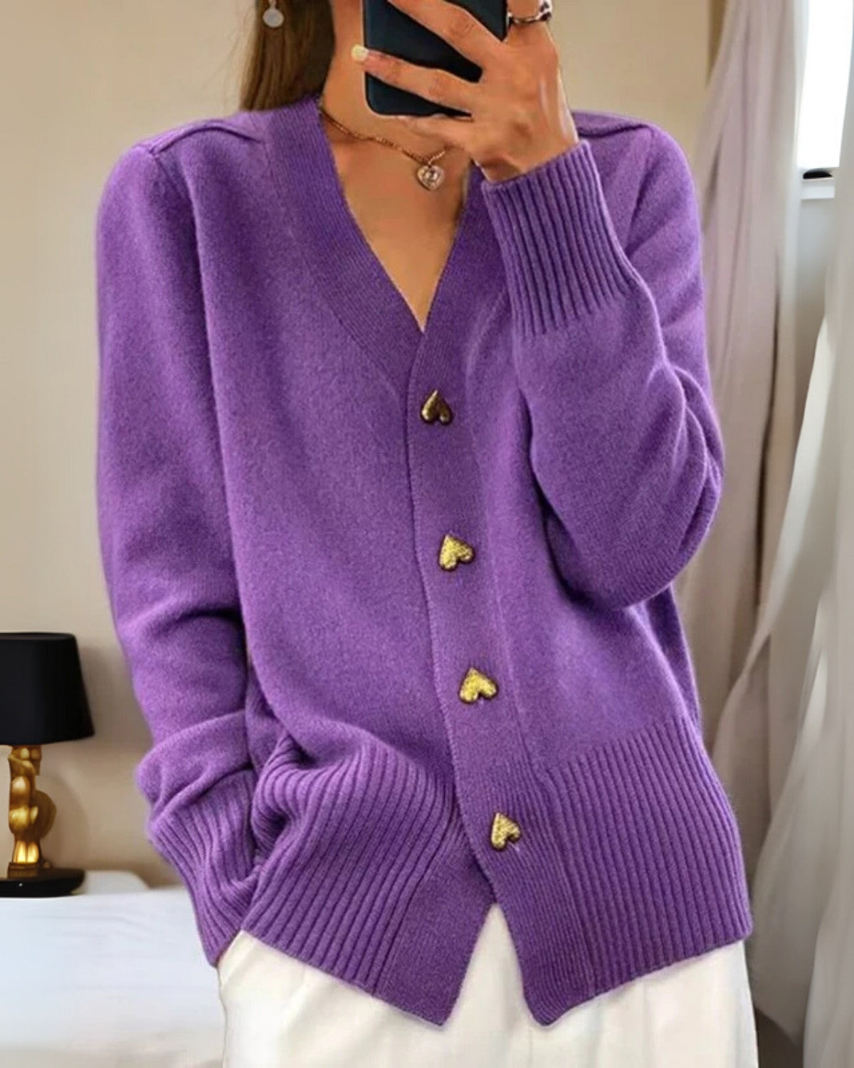 Cardigan Outonal Charmoso para Mulheres com Botões em Coração – Tricotado com Perfeição para um Toque Romântico