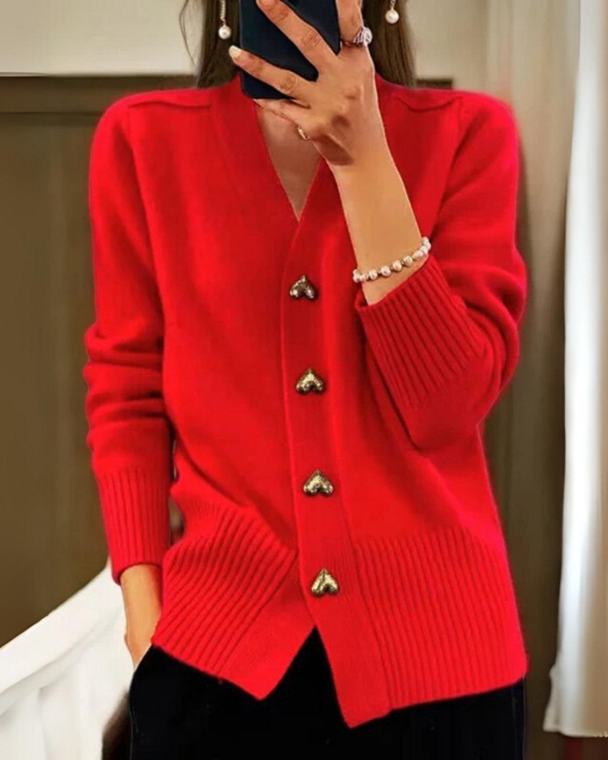 Cardigan Outonal Charmoso para Mulheres com Botões em Coração – Tricotado com Perfeição para um Toque Romântico