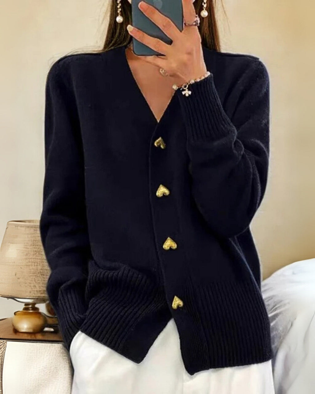 Cardigan Outonal Charmoso para Mulheres com Botões em Coração – Tricotado com Perfeição para um Toque Romântico