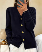 Cardigan Outonal Charmoso para Mulheres com Botões em Coração – Tricotado com Perfeição para um Toque Romântico