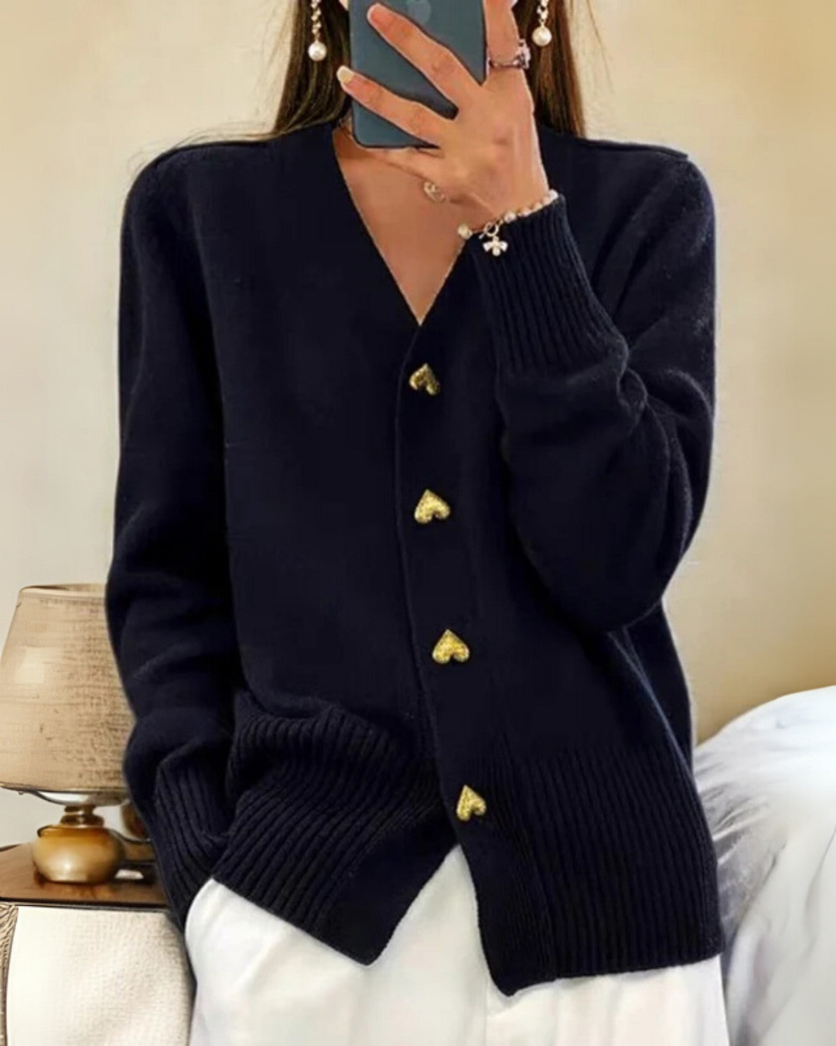 Cardigan Outonal Charmoso para Mulheres com Botões em Coração – Tricotado com Perfeição para um Toque Romântico