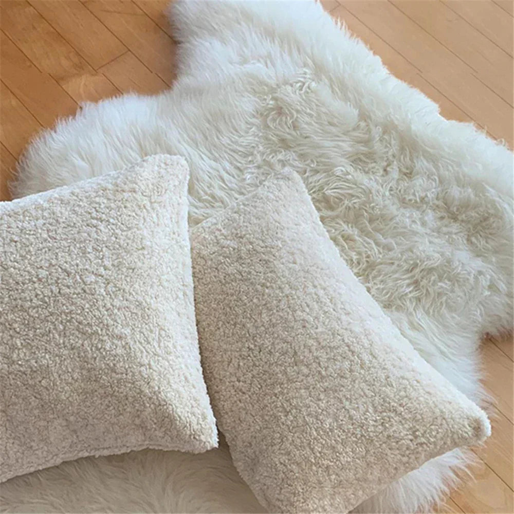 Almofada Branca de Pelúcia Elegante para Decorar Seu Espaço