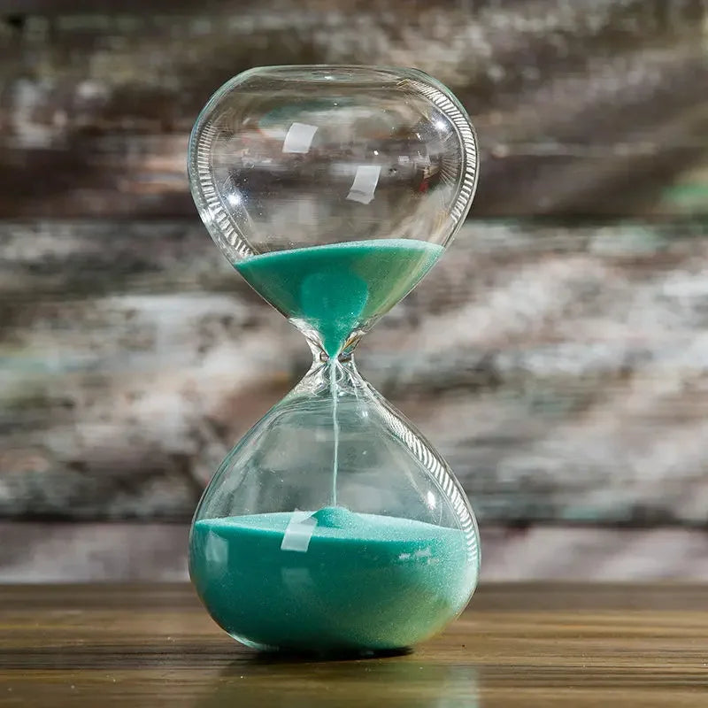 Ampulheta de Vidro Estilizada - Objeto Decorativo com Temática Temporal