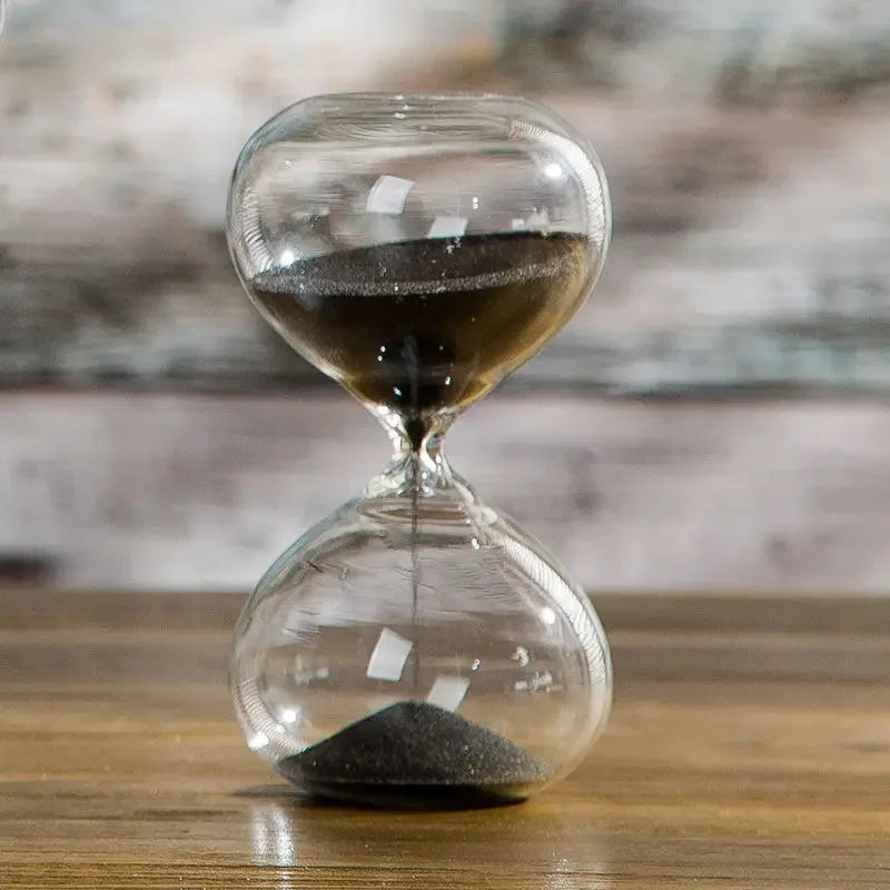 Ampulheta de Vidro Estilizada - Objeto Decorativo com Temática Temporal