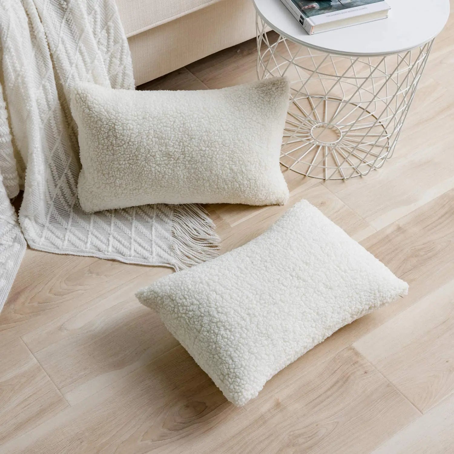 Almofada Branca de Pelúcia Elegante para Decorar Seu Espaço