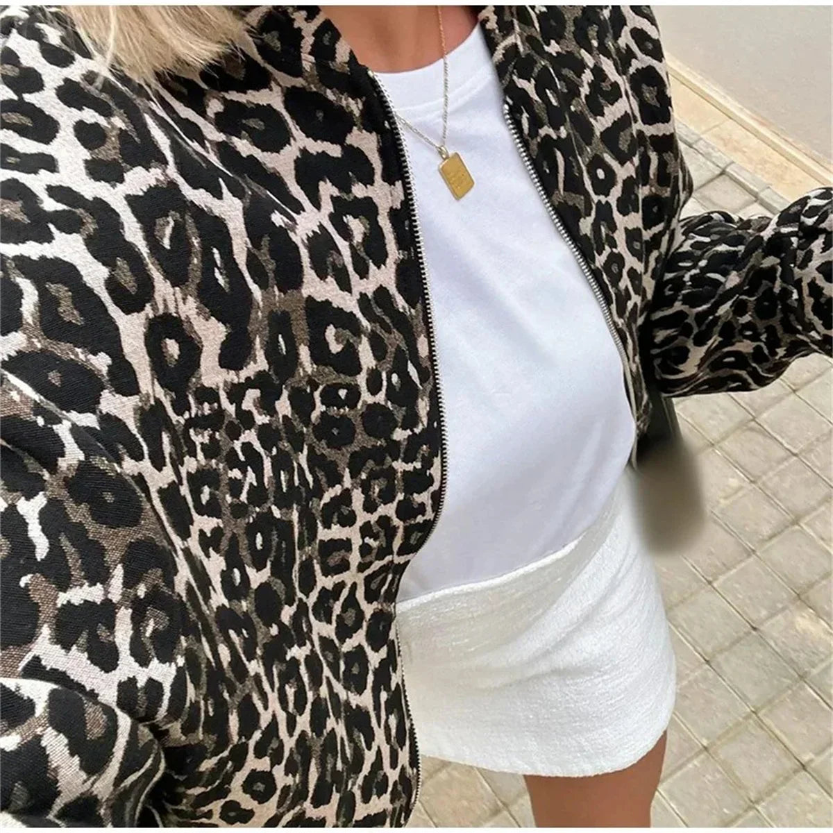 Casaco Bomber Estampado de Leopardo Elegante em Tecido Macio – Moda Feminina