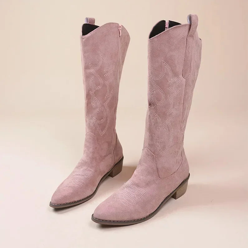 Botins Femininos Elegantes em Camurça com Bordado e Salto Bloco para Look Casual Boho