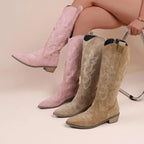 Botins Femininos Elegantes em Camurça com Bordado e Salto Bloco para Look Casual Boho