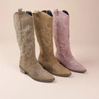 Botins Femininos Elegantes em Camurça com Bordado e Salto Bloco para Look Casual Boho