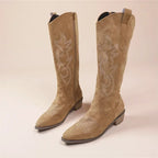 Botins Femininos Elegantes em Camurça com Bordado e Salto Bloco para Look Casual Boho