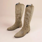 Botins Femininos Elegantes em Camurça com Bordado e Salto Bloco para Look Casual Boho