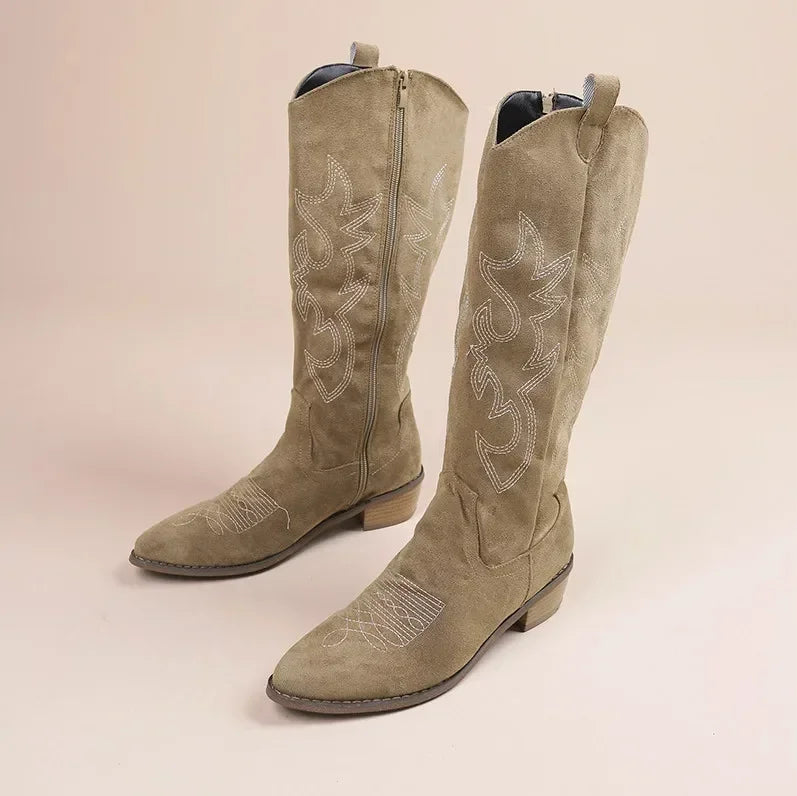 Botins Femininos Elegantes em Camurça com Bordado e Salto Bloco para Look Casual Boho