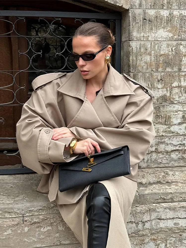 Casaco Trench Curto Vintage Feminino com Colarinho Reversível e Ombros Almofadados - Elegância Chic para Mulheres