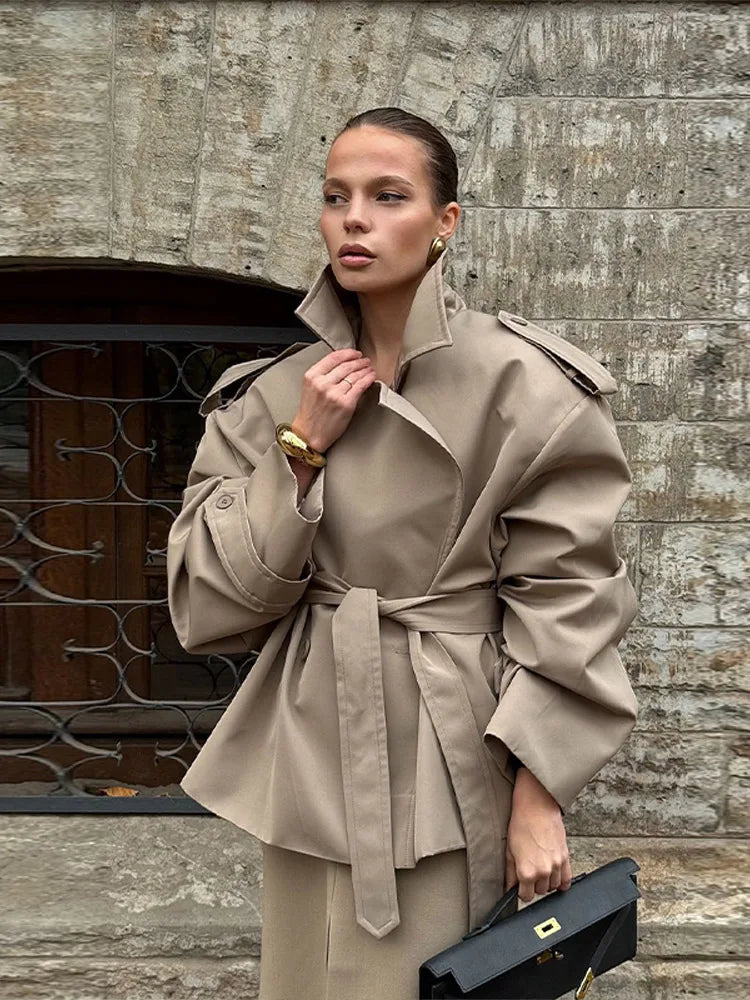 Casaco Trench Curto Vintage Feminino com Colarinho Reversível e Ombros Almofadados - Elegância Chic para Mulheres