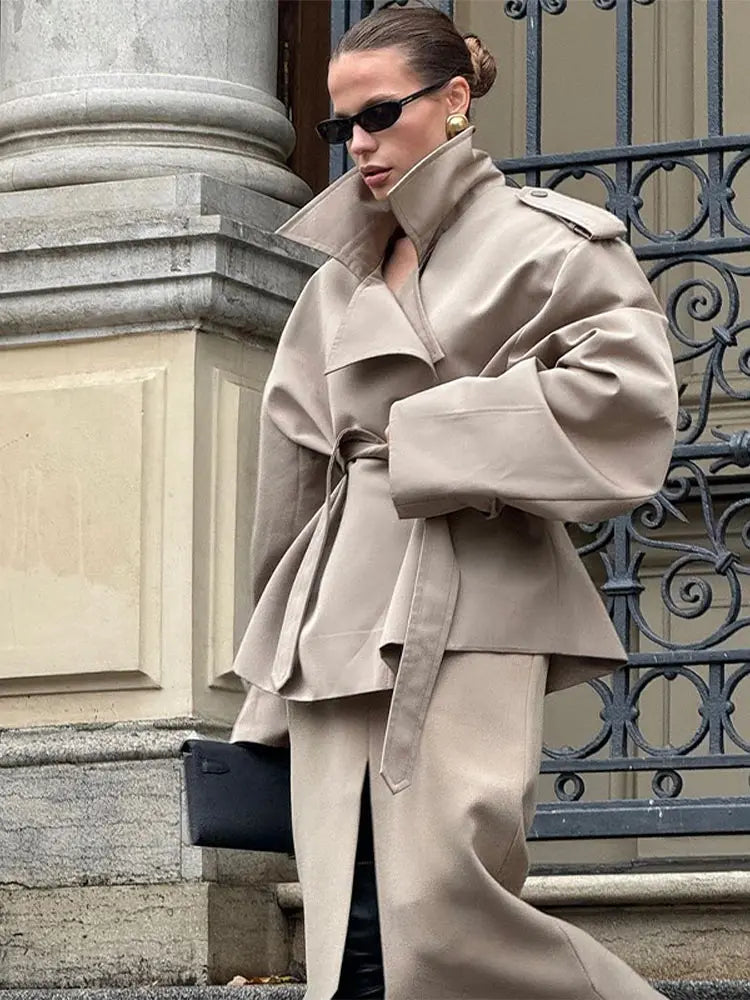 Casaco Trench Curto Vintage Feminino com Colarinho Reversível e Ombros Almofadados - Elegância Chic para Mulheres