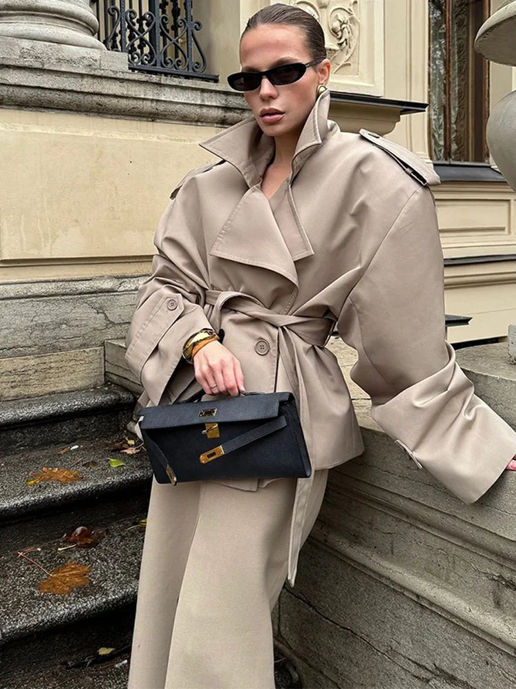 Casaco Trench Curto Vintage Feminino com Colarinho Reversível e Ombros Almofadados - Elegância Chic para Mulheres