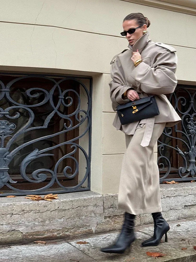 Casaco Trench Curto Vintage Feminino com Colarinho Reversível e Ombros Almofadados - Elegância Chic para Mulheres