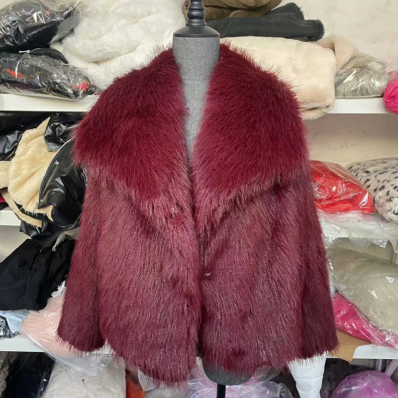 Casaco Curto de Pelo Sintético Feminino – Estiloso Casaco de Inverno para Ocasiões Casuais e Semi-Formais