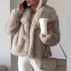 Casaco Curto de Pelo Sintético Feminino – Estiloso Casaco de Inverno para Ocasiões Casuais e Semi-Formais