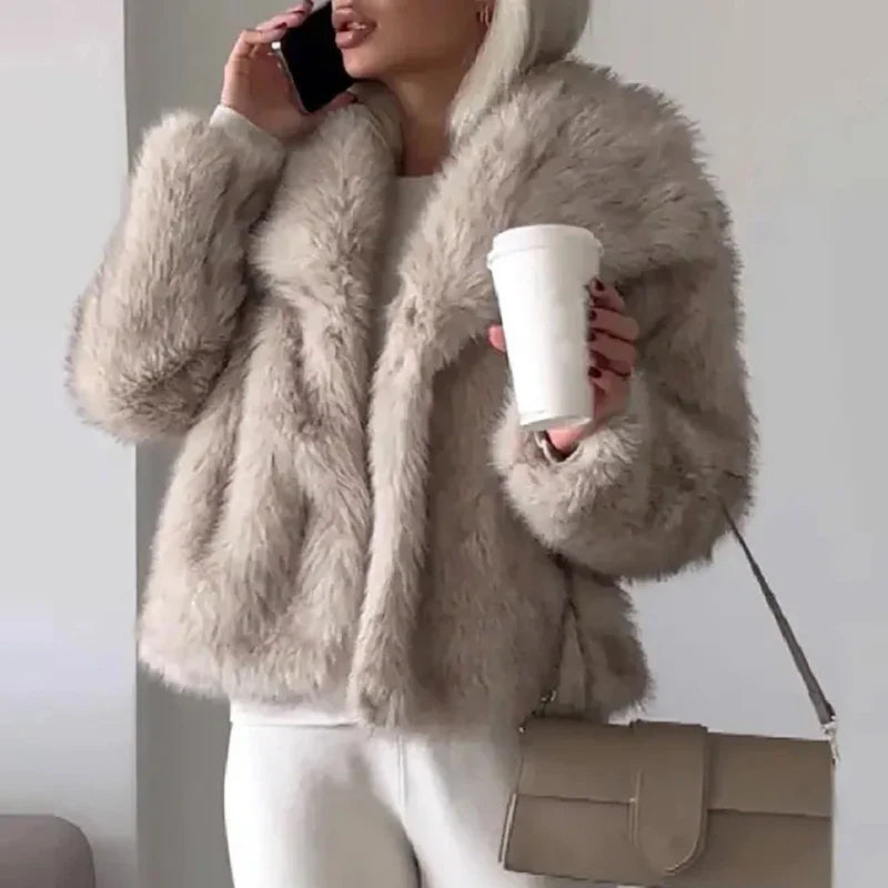 Casaco Curto de Pelo Sintético Feminino – Estiloso Casaco de Inverno para Ocasiões Casuais e Semi-Formais