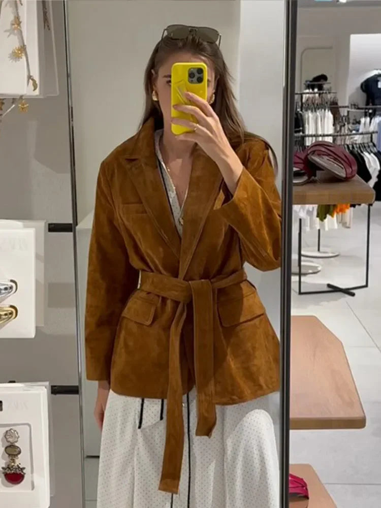 Casaco feminino de camurça com cinto e bolsos – manga longa e colarinho ideal para o outono