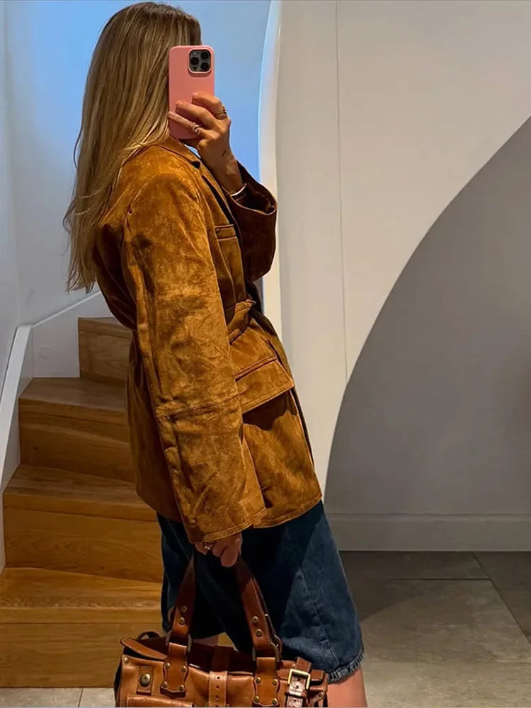 Casaco feminino de camurça com cinto e bolsos – manga longa e colarinho ideal para o outono