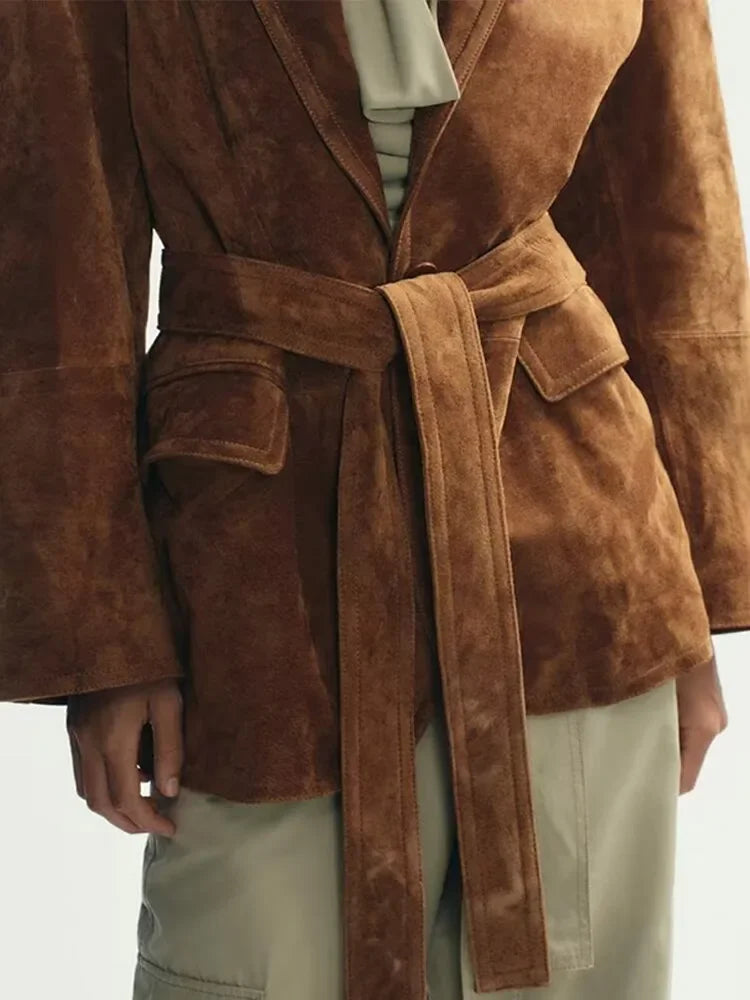 Casaco feminino de camurça com cinto e bolsos – manga longa e colarinho ideal para o outono
