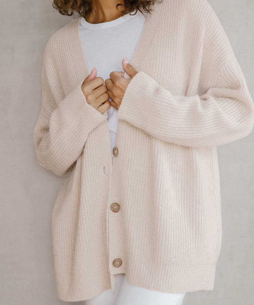 Cardigã Oversized Feminino com Decote em V e Botões