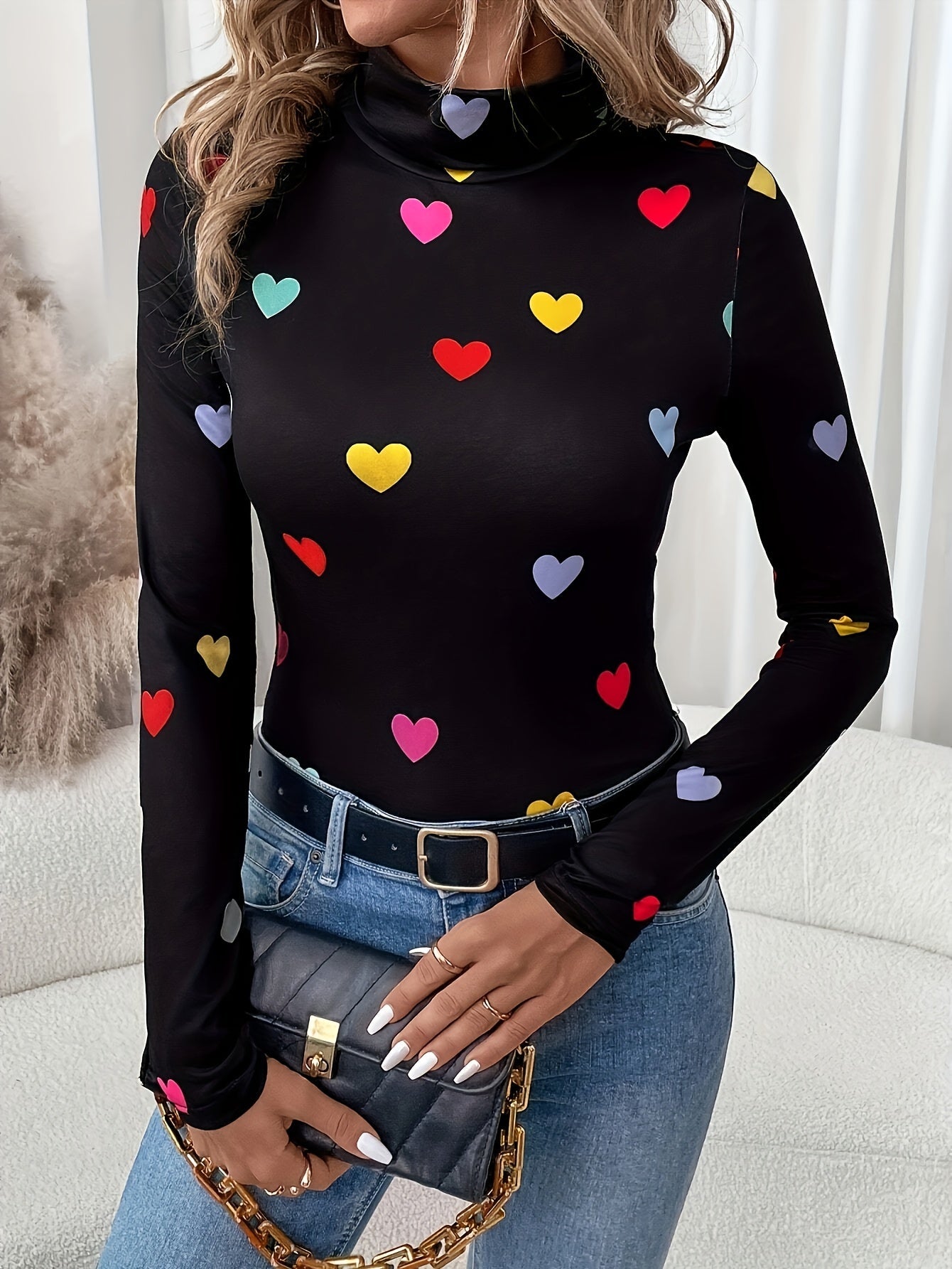 Jeanette | Camiseta Elegante de Manga Longa com Gola Alta e Estampa de Coração para o Dia dos Namorados