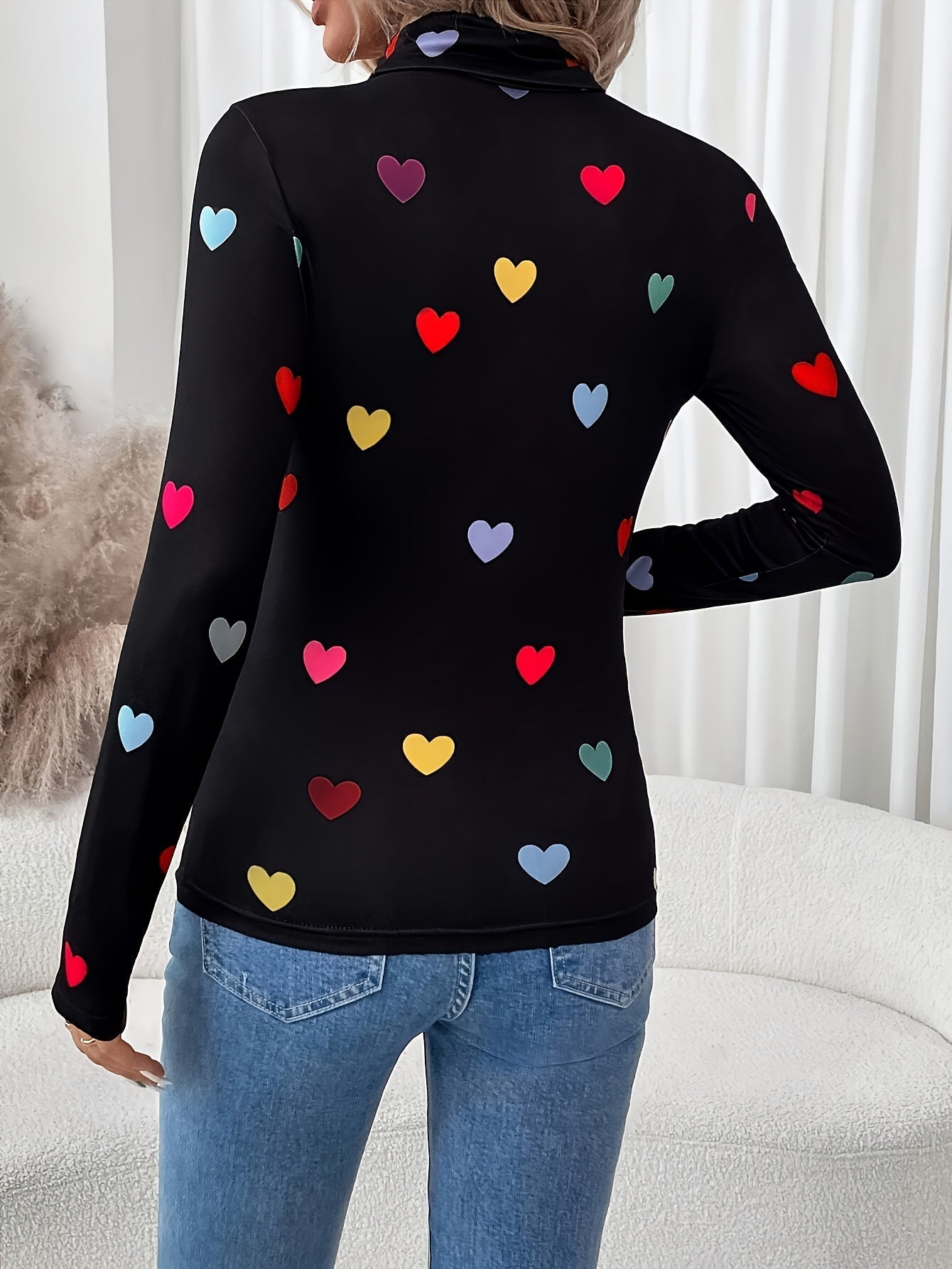 Jeanette | Camiseta Elegante de Manga Longa com Gola Alta e Estampa de Coração para o Dia dos Namorados