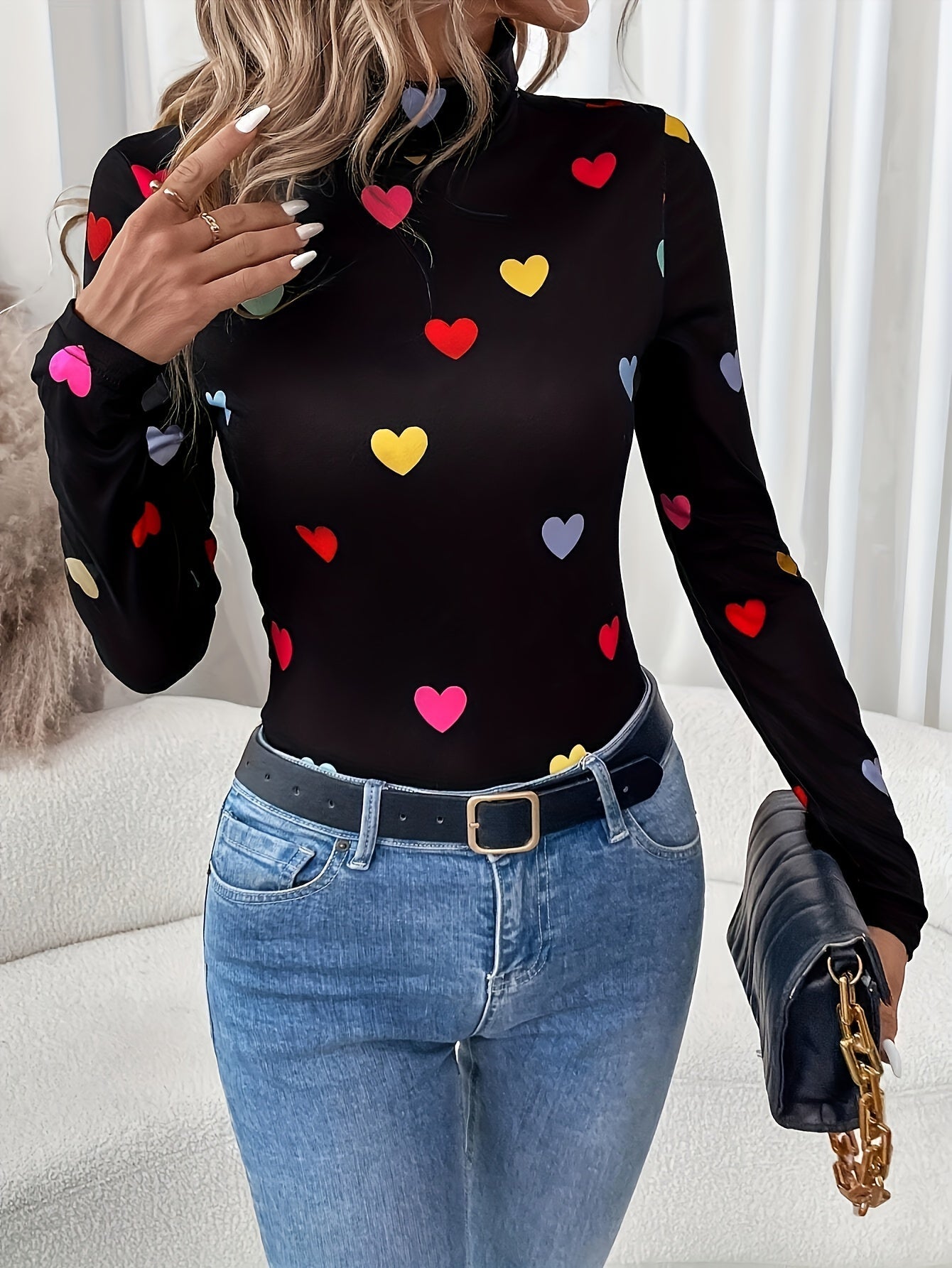 Jeanette | Camiseta Elegante de Manga Longa com Gola Alta e Estampa de Coração para o Dia dos Namorados