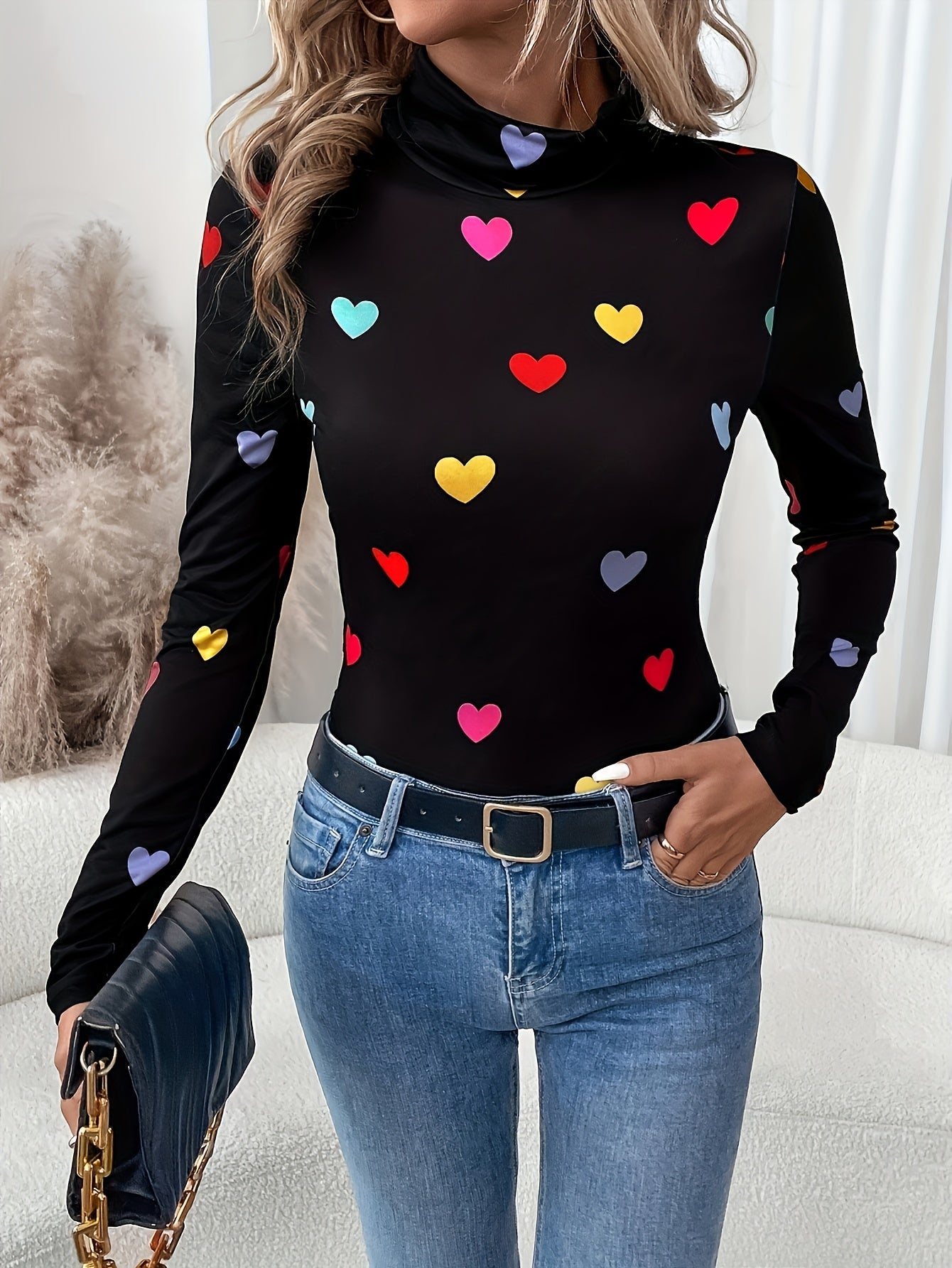 Jeanette | Camiseta Elegante de Manga Longa com Gola Alta e Estampa de Coração para o Dia dos Namorados