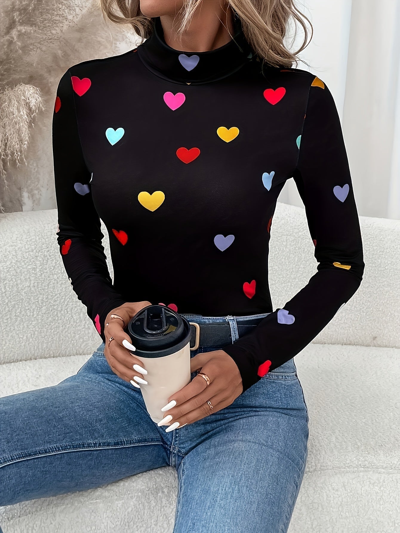 Jeanette | Camiseta Elegante de Manga Longa com Gola Alta e Estampa de Coração para o Dia dos Namorados