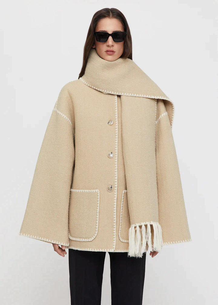Casaco de Inverno Elegante em Lã Merino com Cachecol Integrado – Feminino