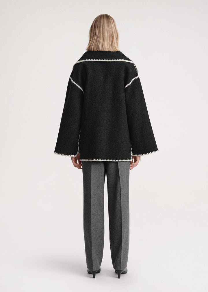 Casaco de Inverno Elegante em Lã Merino com Cachecol Integrado – Feminino