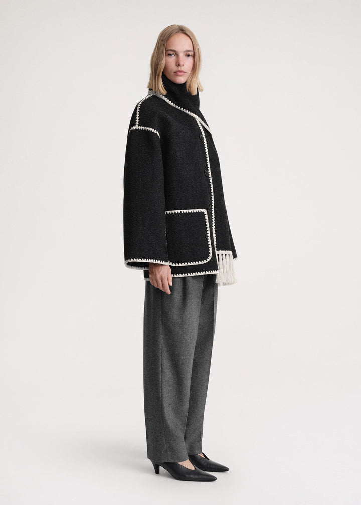 Casaco de Inverno Elegante em Lã Merino com Cachecol Integrado – Feminino
