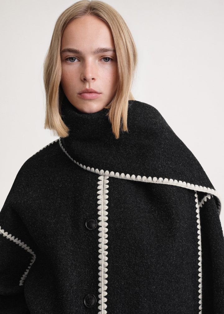 Casaco de Inverno Elegante em Lã Merino com Cachecol Integrado – Feminino
