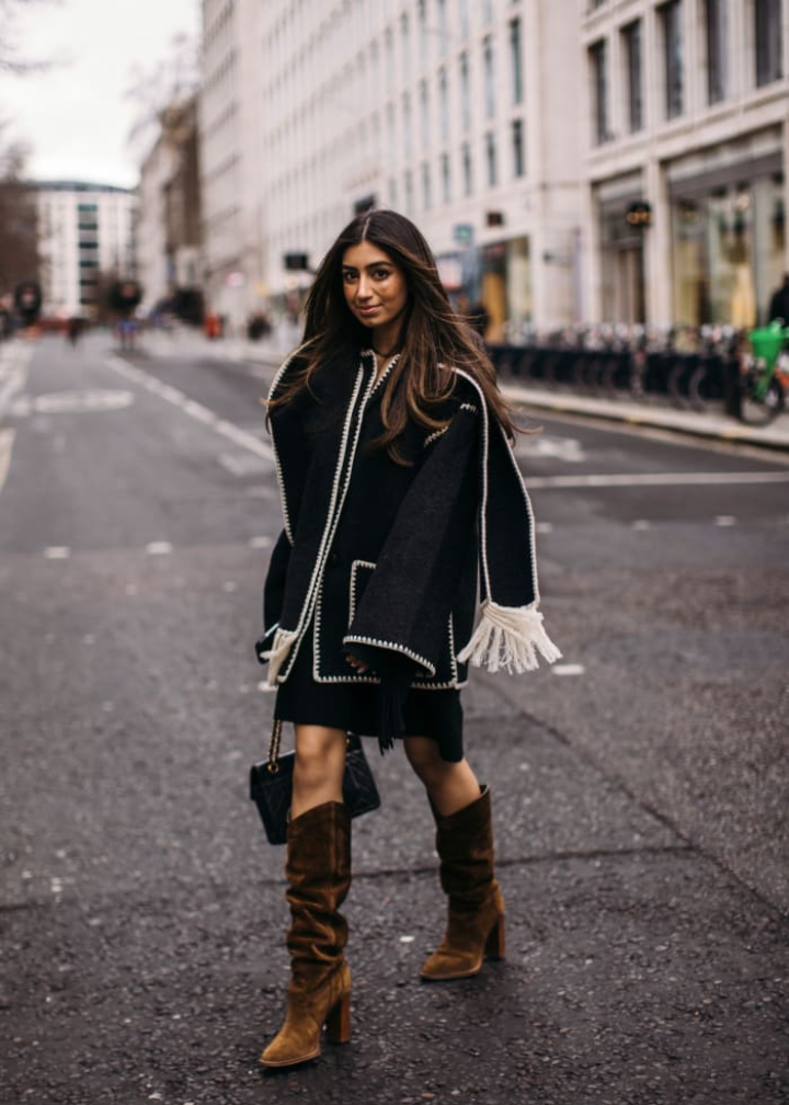 Casaco de Inverno Elegante em Lã Merino com Cachecol Integrado – Feminino
