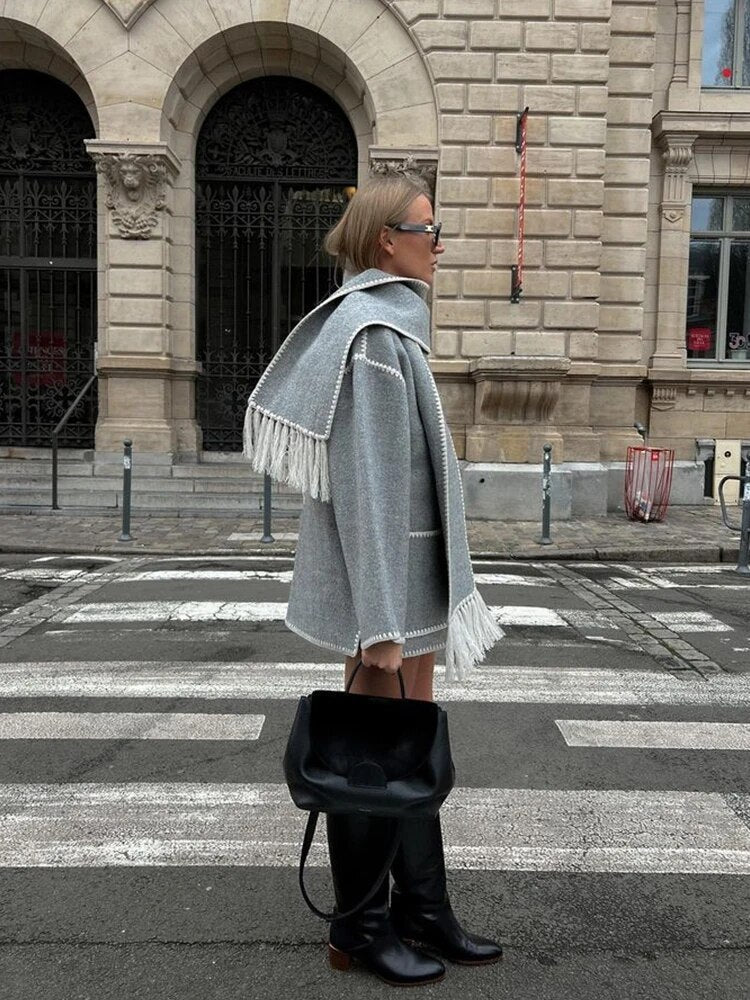 Casaco de Inverno Elegante em Lã Merino com Cachecol Integrado – Feminino
