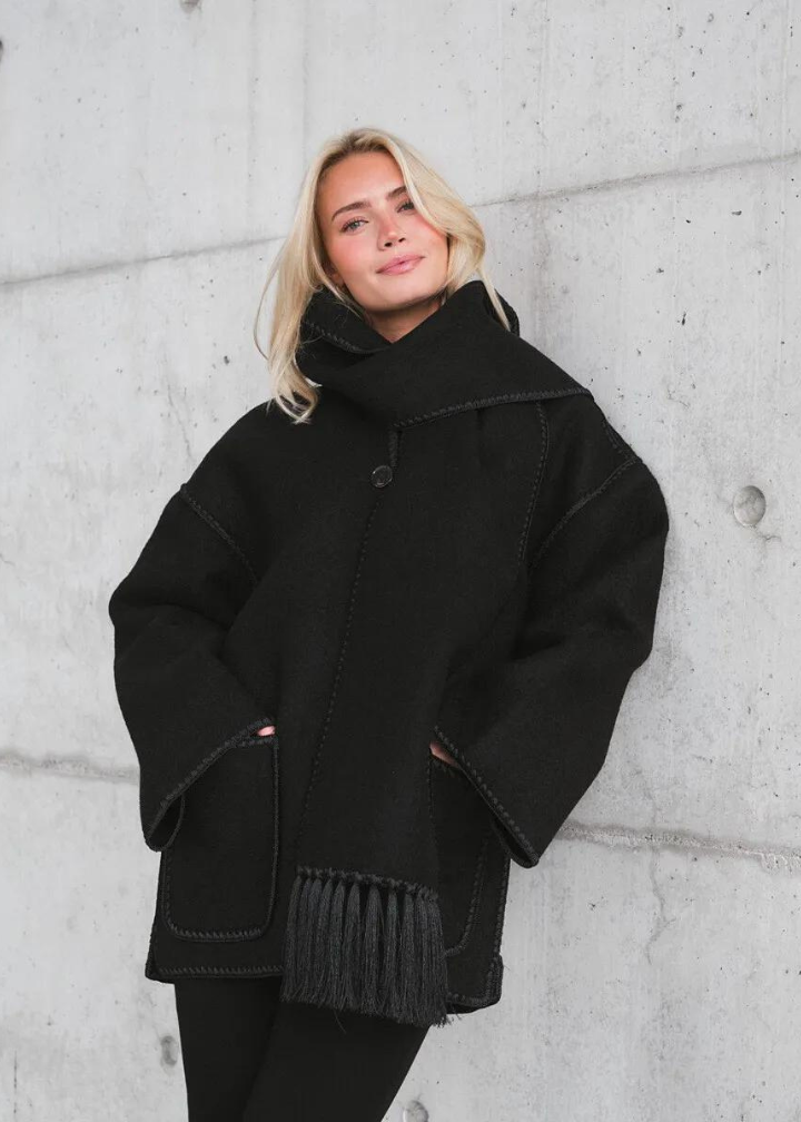 Casaco de Inverno Elegante em Lã Merino com Cachecol Integrado – Feminino