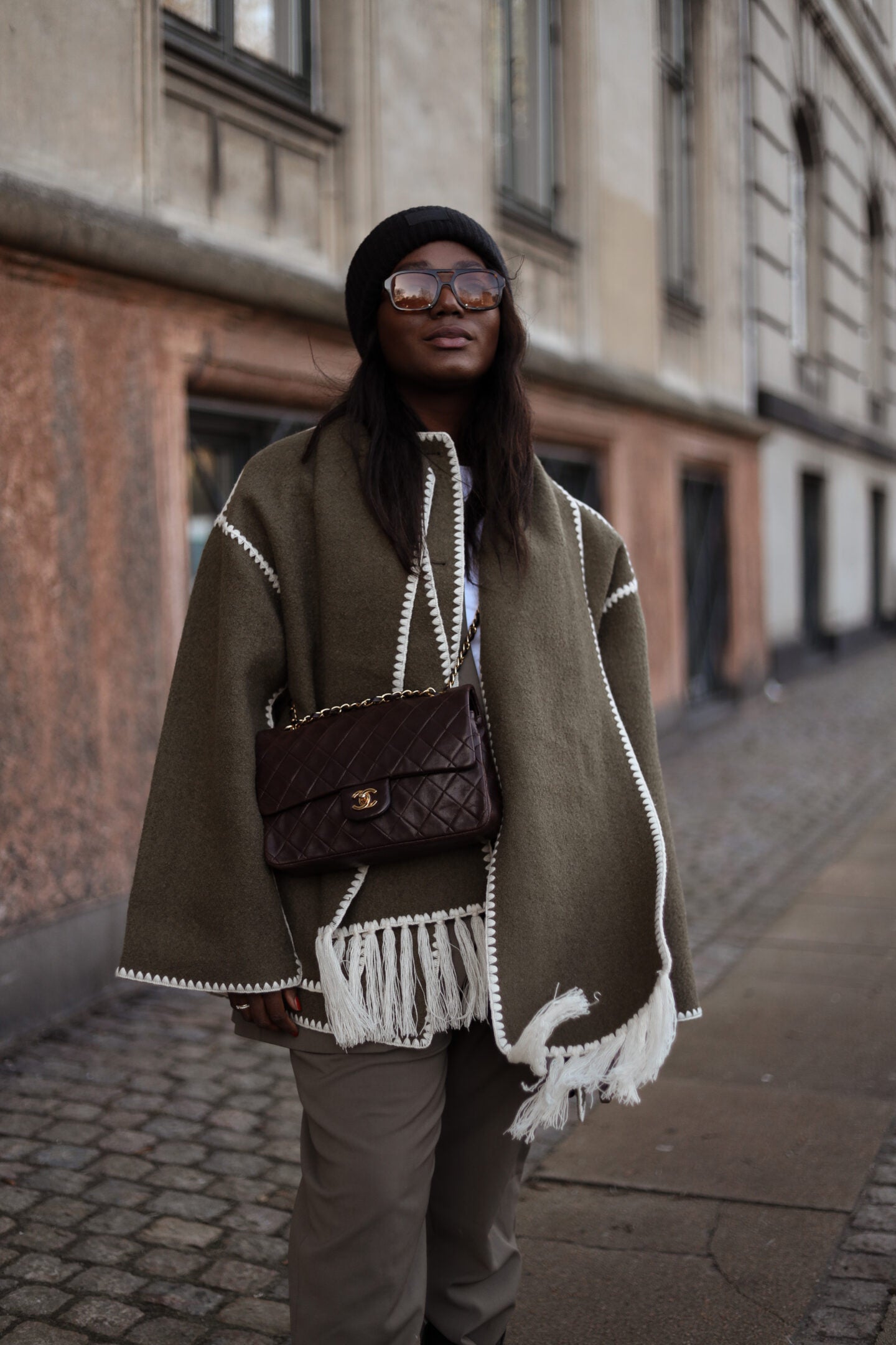 Casaco de Inverno Elegante em Lã Merino com Cachecol Integrado – Feminino